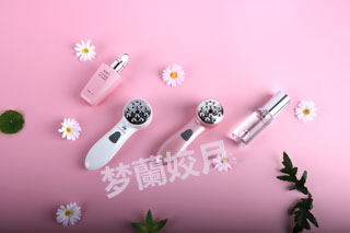 图：嫩肤美容仪与润肤补水套装